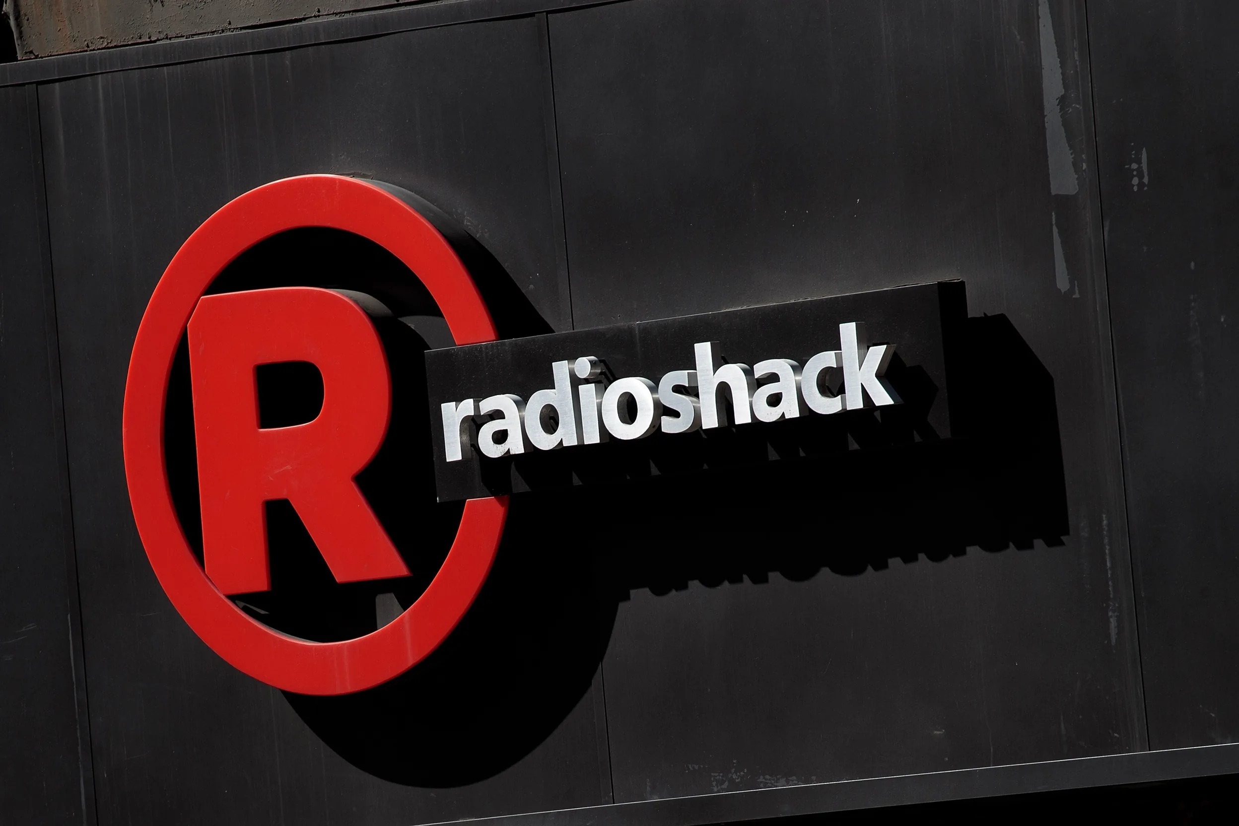 Tai Lopez ผู้เข้าซื้อ RadioShack ถูกฟ้องดำเนินคดีฐานใช้แบรนด์ดังเป็นเครื่องมือในแผน Ponzi